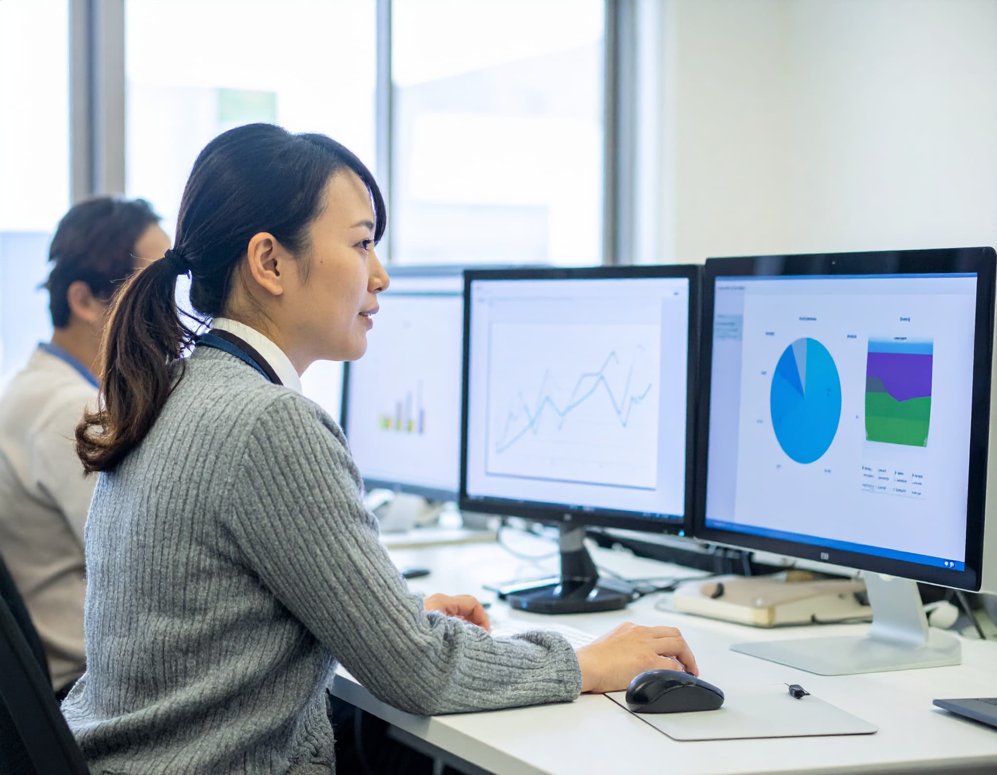 業務量を確認する日本人のビジネスパーソン