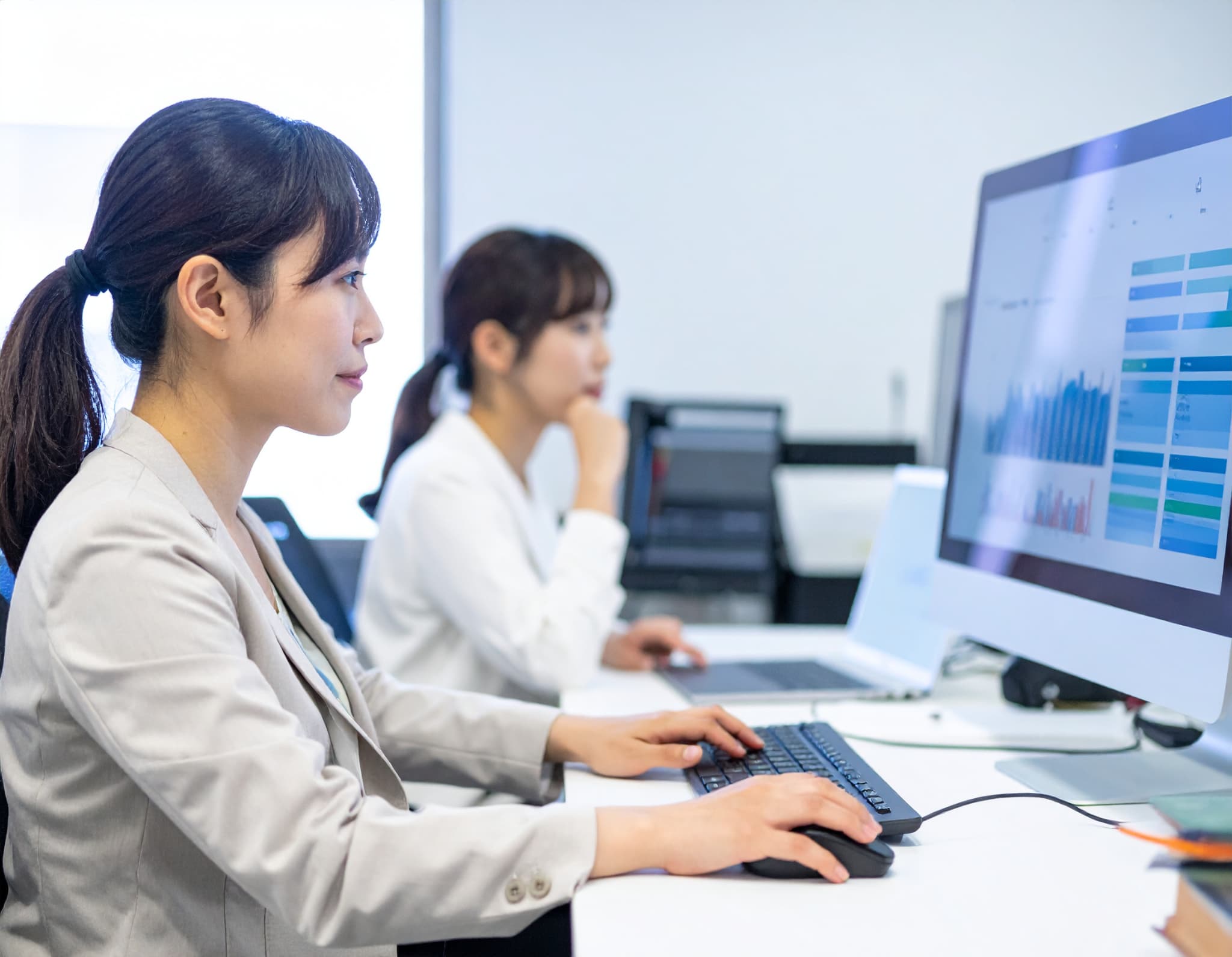 採用について考える日本人のビジネスパーソン