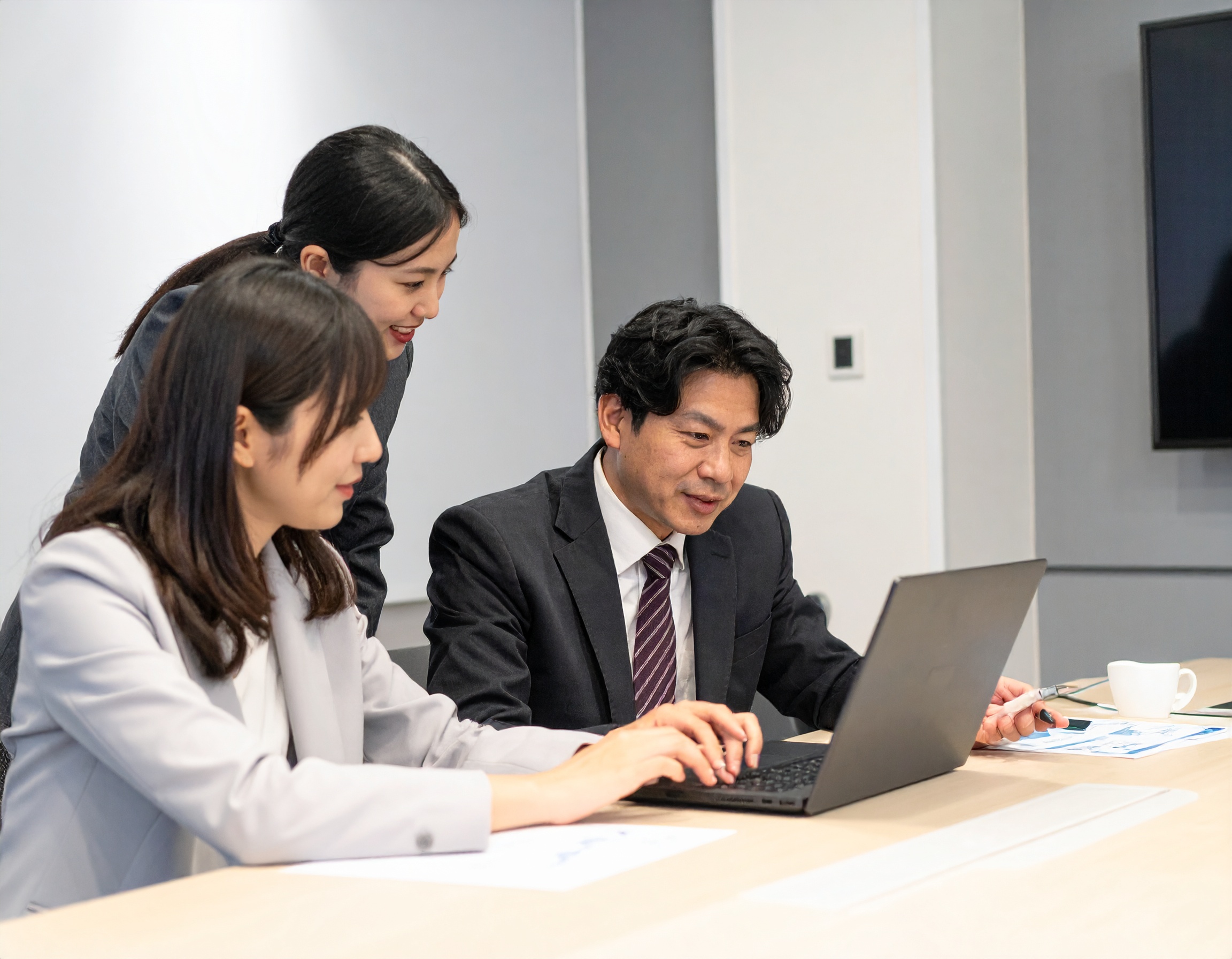 業務改善の進め方を整理する日本人の担当者