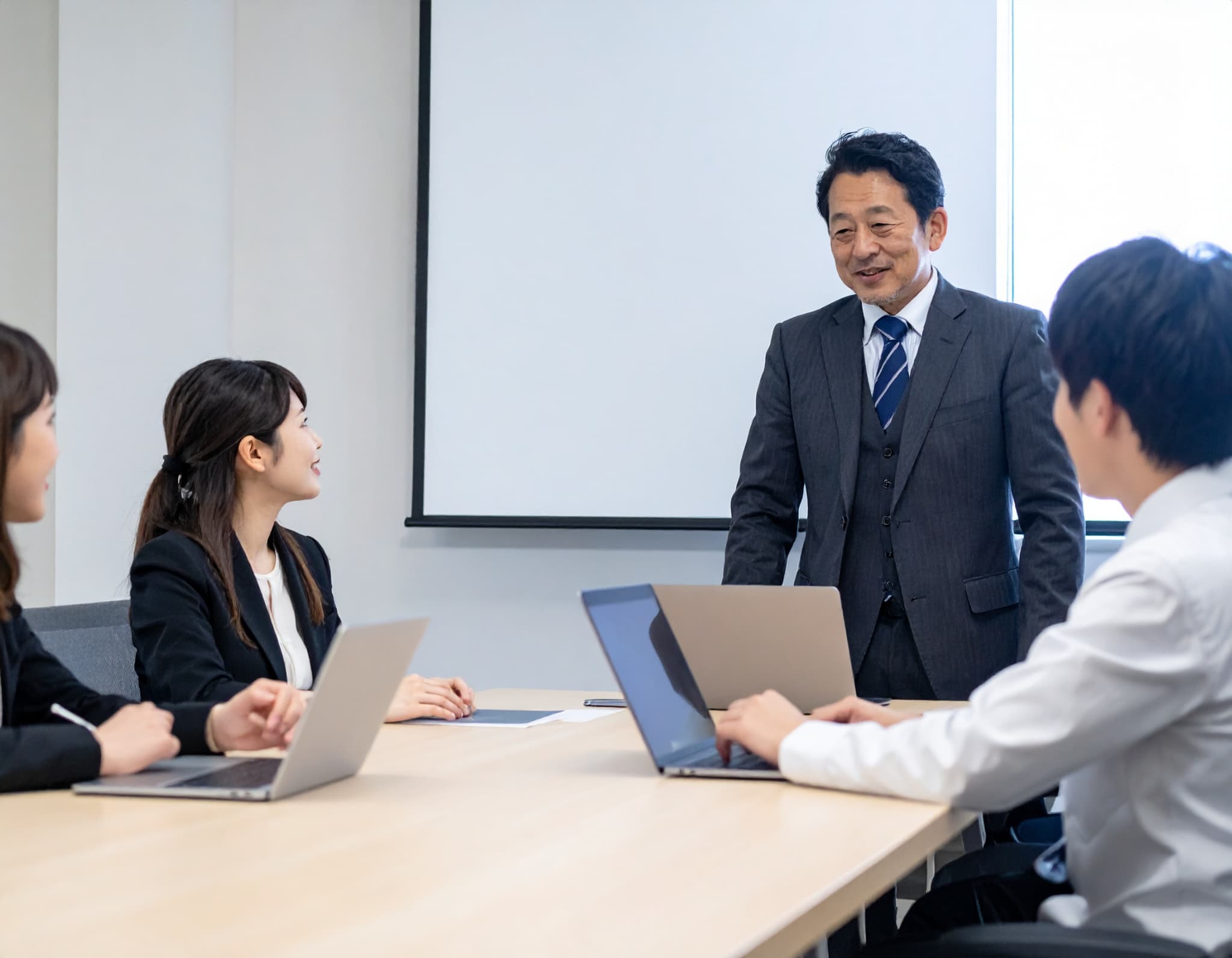 職場の課題を話し合う日本人のチーム